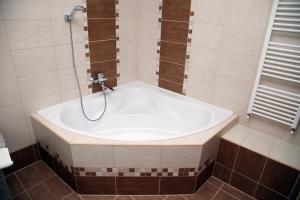 Kúpeľňa v ubytovaní Lugas Hotel