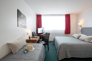 una camera d'albergo con due letti e una sedia di Bristol Logis Cit'Hotel Périgueux Centre a Périgueux