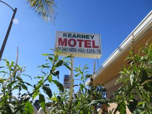 una señal para un motel en la parte superior de un edificio en Kearney Motel, en Long Beach