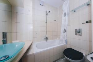 Ванная комната в ShortStayPoland Solidarnosci (B8)