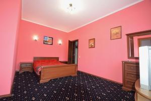 Una cama o camas en una habitación de ApartHotel in Yalta