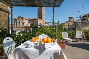 a table with a bowl of fruit on a balcony at Hotel Pantalon in Venice