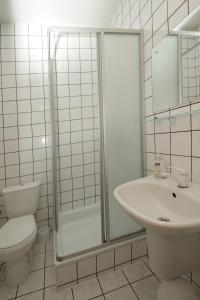 コセボにあるPensjonat Hubertusのバスルーム(トイレ、洗面台、シャワー付)
