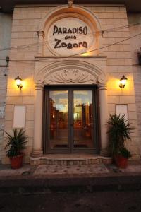 un bâtiment avec un panneau à l'avant dans l'établissement Paradiso della Zagara, à Ramacca
