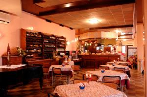 restauracja ze stołami i krzesłami w pokoju w obiekcie Hotel HDomus w mieście Nogarole Rocca
