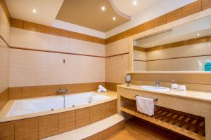 een badkamer met een bad en een wastafel bij MeFoMi Villa in Rhodos-stad +27 foto's