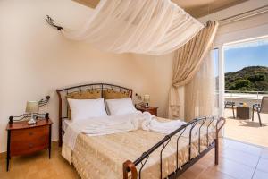 een slaapkamer met een bed en een balkon bij MeFoMi Villa in Rhodos-stad