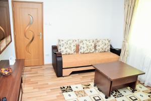 Un lugar para sentarse en Sibiu Travel Apartment