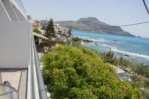 Creta Mare Hotel في بلاكاس: اطلالة على الشاطئ من شرفة المنزل