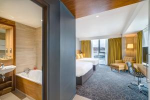Postel nebo postele na pokoji v ubytování Apex City Quay Hotel & Spa