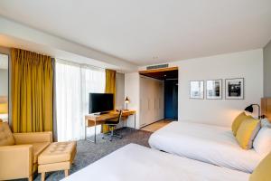 TV a/nebo společenská místnost v ubytování Apex City Quay Hotel & Spa