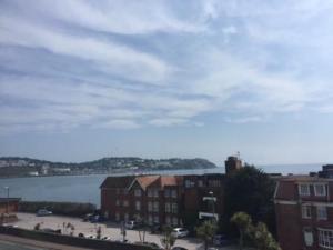 een uitzicht op een stad met gebouwen en een waterlichaam bij The Corbyn Apartments in Torquay