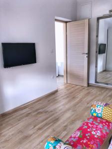 TV a/nebo společenská místnost v ubytování Apartments Roko Kolinda