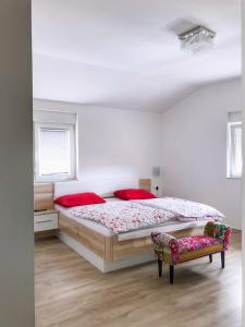 Postel nebo postele na pokoji v ubytování Apartments Roko Kolinda