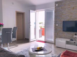 TV a/nebo společenská místnost v ubytování Apartments Roko Kolinda