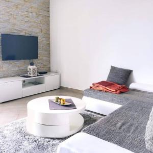TV a/nebo společenská místnost v ubytování Apartments Roko Kolinda