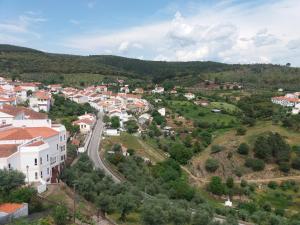 uma vista aérea de uma pequena cidade numa colina em casa do castelo em Alegrete