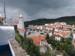 uma vista para uma cidade com uma torre de relógio em casa do castelo em Alegrete