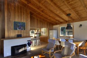Televisyen dan/atau pusat hiburan di Freycinet Beachfront Retreat