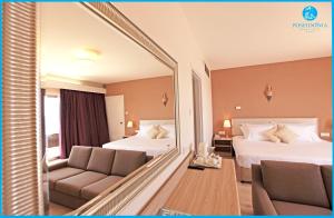 Postel nebo postele na pokoji v ubytování Poseidonia Beach Hotel