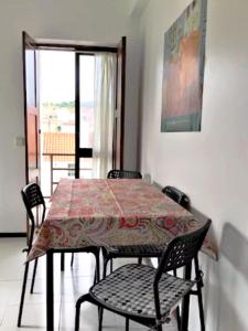 フォス・ド・アレーリョにあるFoz do Arelho Beach Apartment "Yellow"のテーブルと椅子