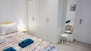 מיטה או מיטות בחדר ב-Spacious Modern Apartment in Athens near Metro