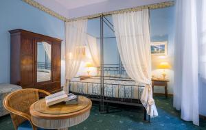 Postel nebo postele na pokoji v ubytování Hotel Torre Guelfa Palazzo Acciaiuoli