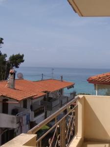 vistas al océano desde el balcón de una casa en Iliaktida, en Siviri