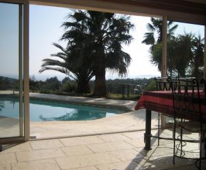 Der Swimmingpool an oder in der Nähe von Gîte Vue Mer
