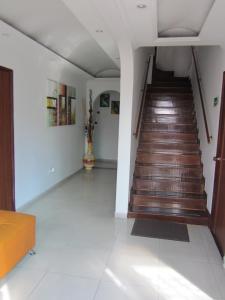 escalera en una habitación con suelo blanco y escalera en Ayenda Palermo Plaza, en Bogotá