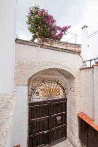 a door with a flower on top of a building at Charme B&B Dimora Quarta in Leverano