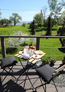 een tafel en stoelen op een balkon met uitzicht bij Lilia in Engure