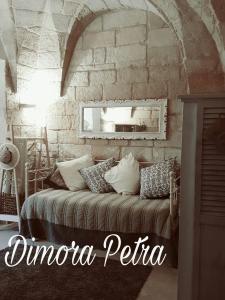 - une chambre avec un lit et des oreillers dans l'établissement Dimora Petra, à Lecce