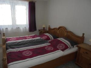 ein Schlafzimmer mit einem Bett mit zwei Kissen darauf in der Unterkunft Bergfreiheit in Schierke