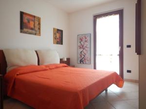 カヴァイオーン・ヴェロネーゼにあるCorte Turrinaのベッドルーム1室(オレンジ色の毛布付きのベッド1台付)