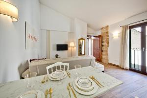 uma sala de estar com uma mesa e um sofá em Palma Old Town - Turismo de Interior em Palma de Maiorca