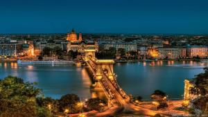 ブダペストにあるFERJOE'S HOME APARTMANの夜の田留川