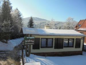 ein kleines Haus mit Schnee darüber in der Unterkunft Bergfreiheit in Schierke