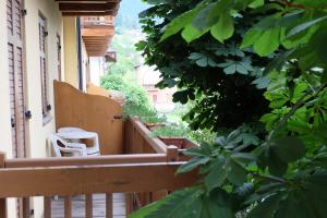 un balcón con una silla blanca en el lateral de un edificio en Santorsola Relax Hotel, en Sant’Orsola