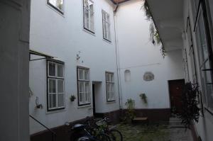 rower zaparkowany przed białym budynkiem w obiekcie Apartman a Szentlélek u. -3ban w mieście Sopron