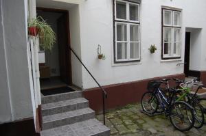 kilka rowerów zaparkowanych przed budynkiem w obiekcie Apartman a Szentlélek u. -3ban w mieście Sopron