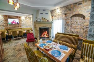 TV a/nebo společenská místnost v ubytování Hotel Restaurant Vila Ime Voskopoje