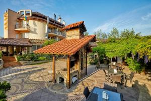 een huis met een houten aanbouw met een dak bij Dvorik Leva in Truskavets