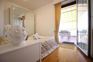 a living room with a bed and a large mirror at Appartamento con Terrazza vicino Gemelli e Vaticano in Rome
