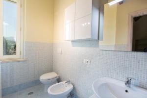 uma casa de banho com um WC branco e um lavatório. em Residence Viviverde em Terni