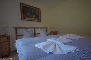 Un pat sau paturi într-o cameră la Penzion Muran