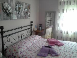 ベンティヴォーリオにあるB&B Cicciliaのベッドルーム1室(ベッド1台、タオル2枚付)