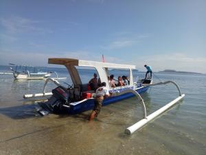 a group of people on a boat in the water at Krisna Bungalows and Restaurant in Sekotong