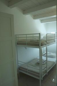 プンタ・セッカにあるMediterranean òikosの二段ベッド2組が備わる客室です。