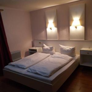 Säng eller sängar i ett rum på Hotel Südheide